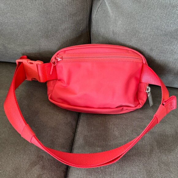 Everywhere Belt Bag 1L - Pale Raspberry - Picture 2 of 3